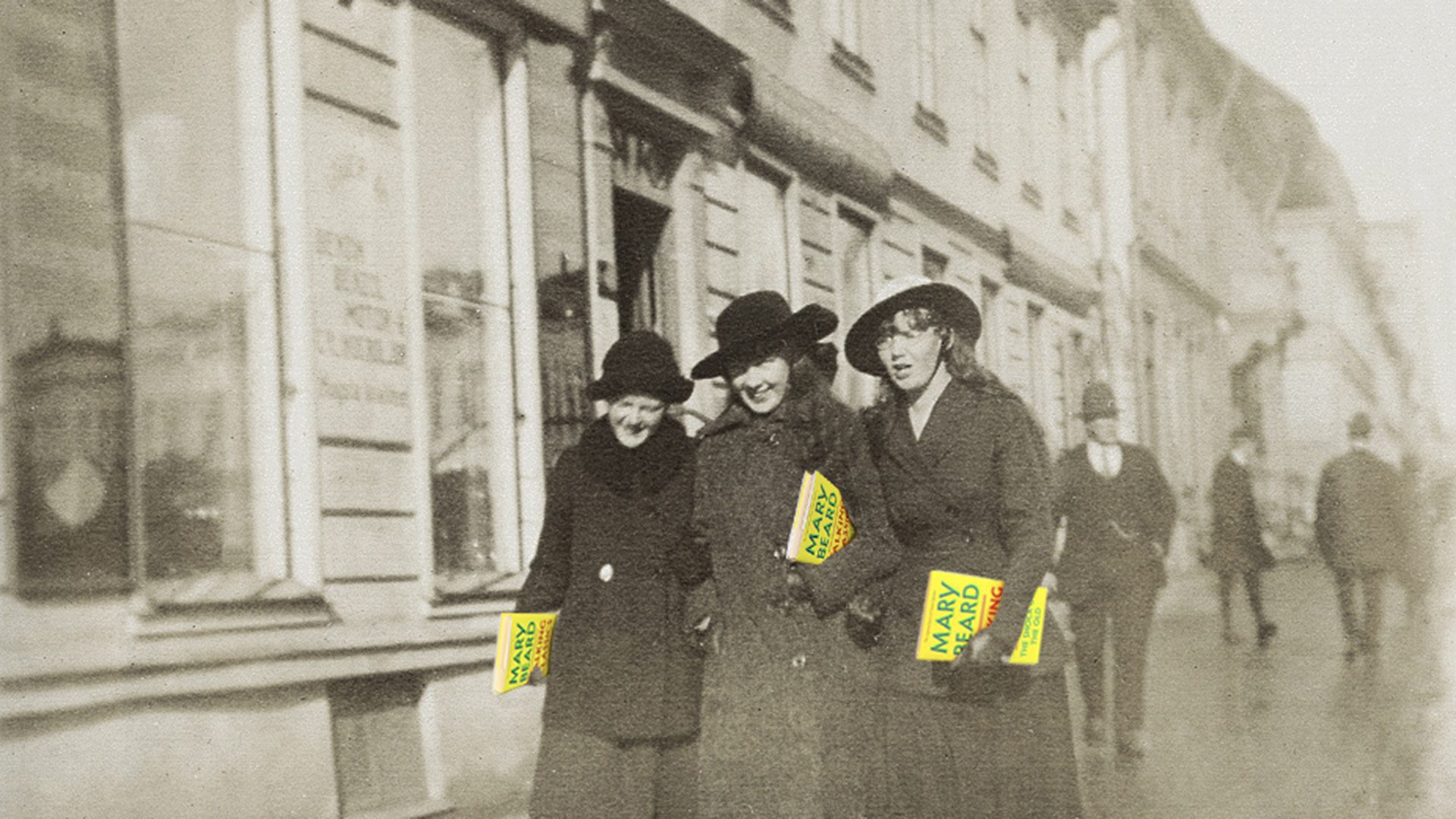 Tre glada tonårsflickor på promenad utanför "Växjö Kemikalieaffär ca år 1916