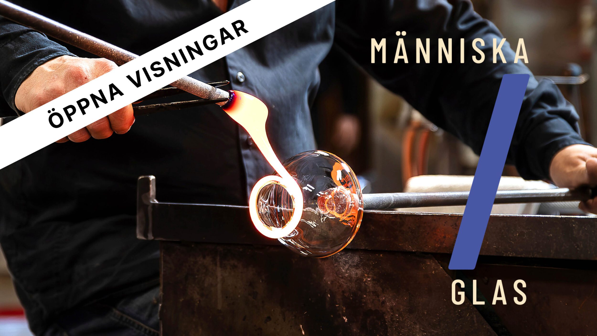 Glasmästare lägger på blå kant på vas i glashytta