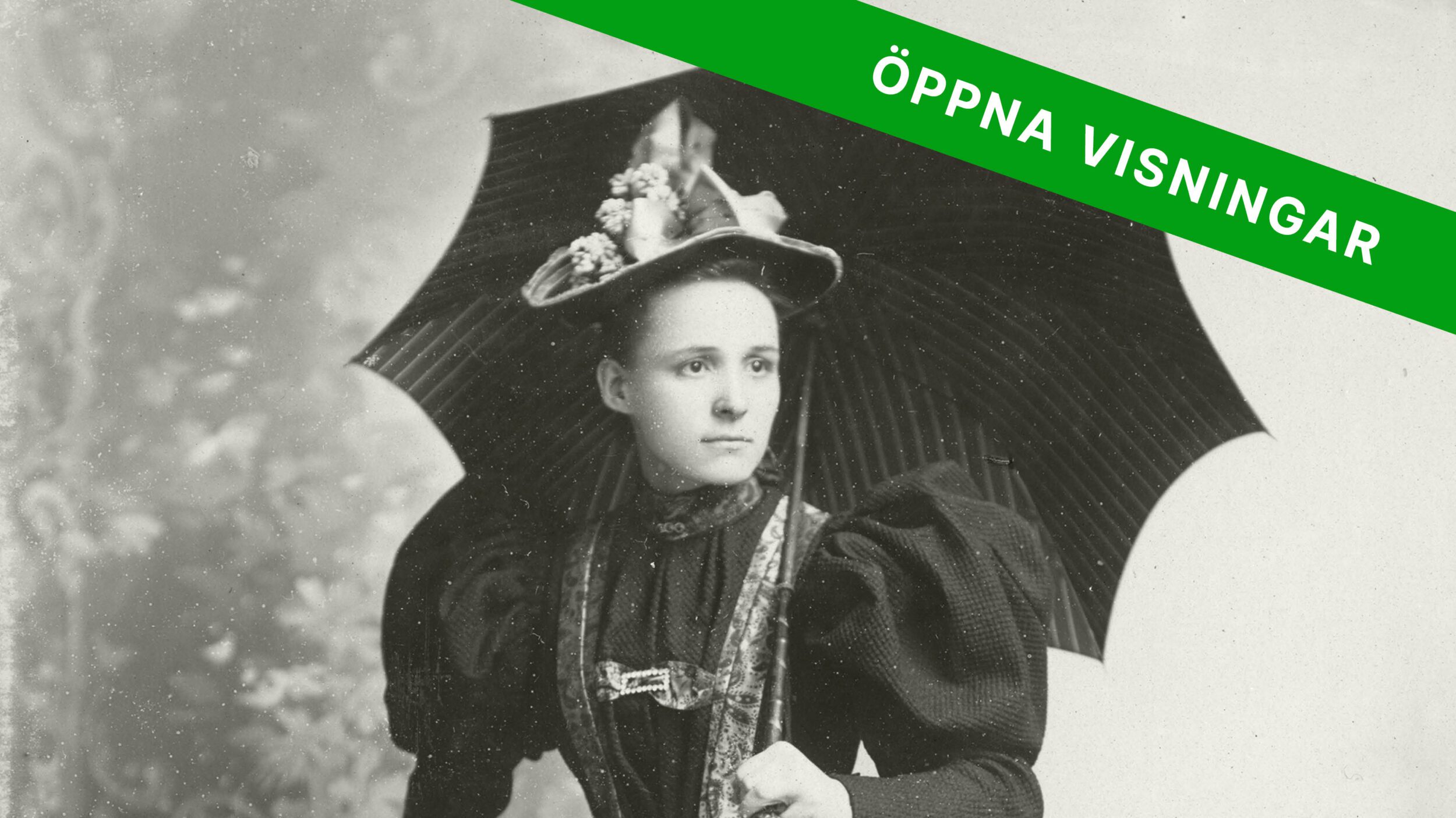 Svart-vitt porträtt av ung kvinna med parasoll