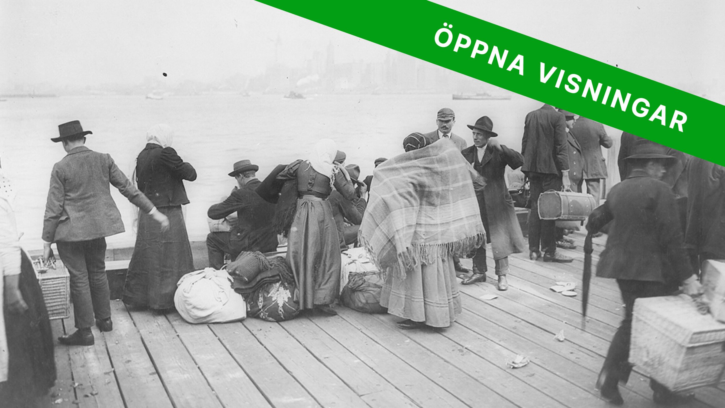 Emigranter som står och väntar vid en brygga