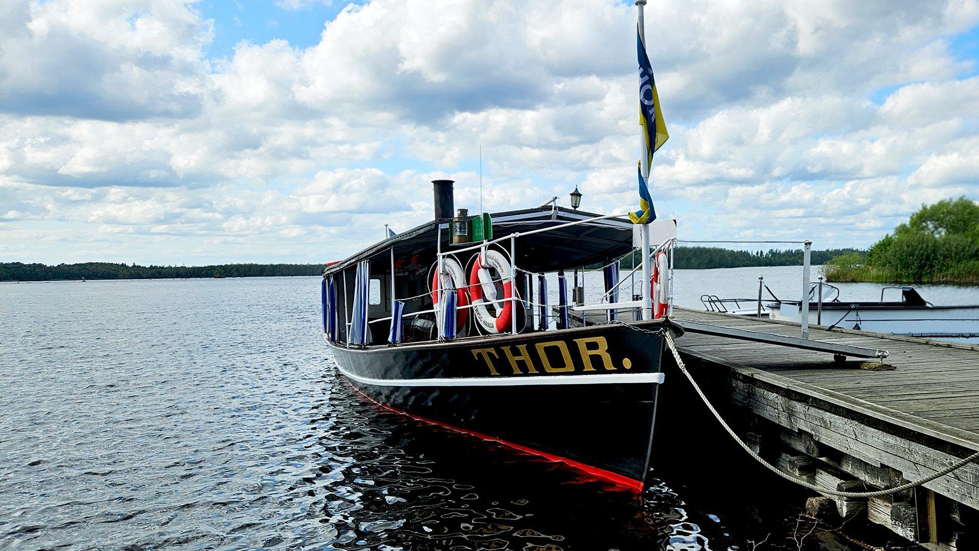 Ångaren Thor ligger vid bryggan