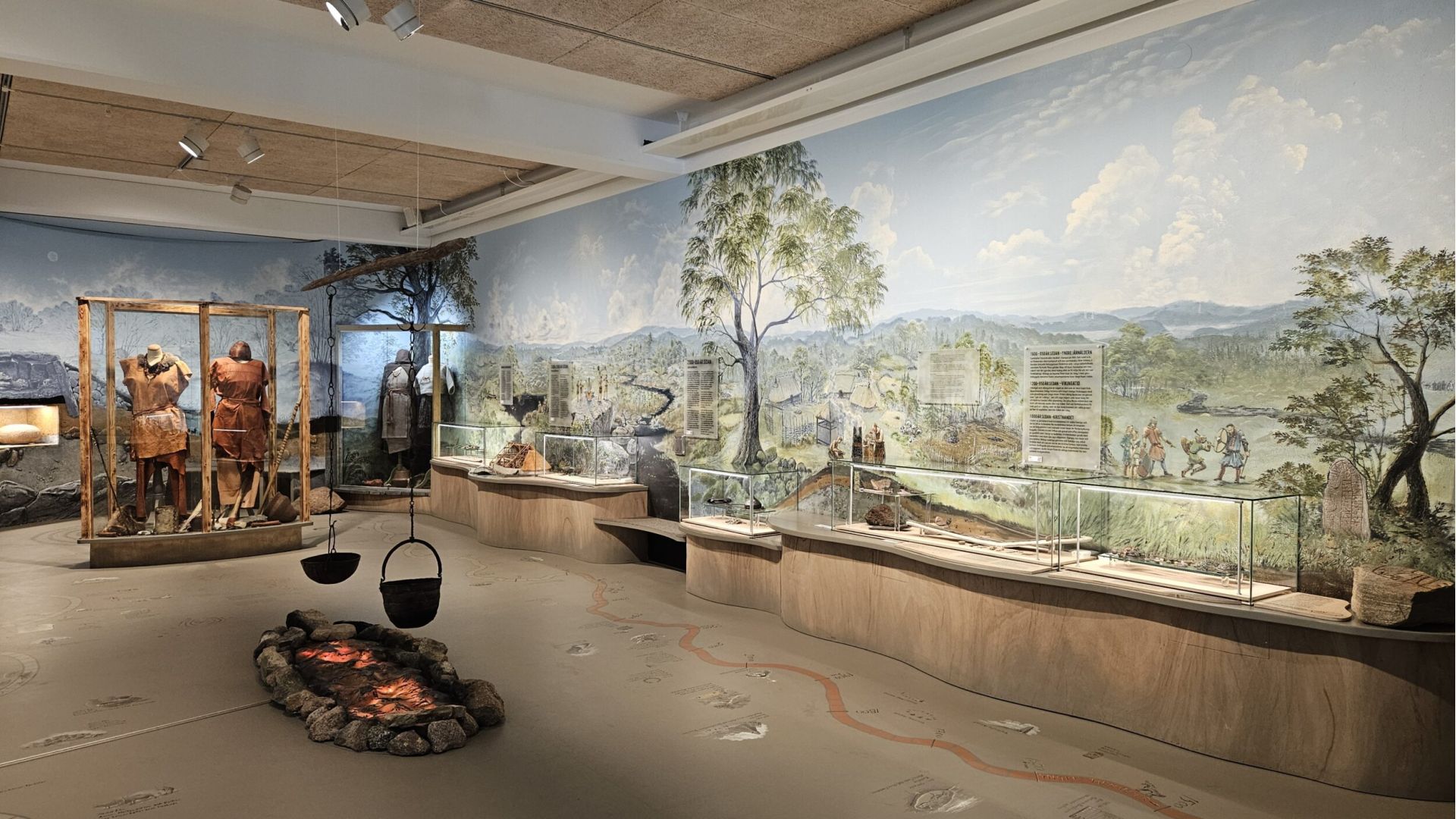 Vy över utställningen 13 000 år - forntiden nära oss